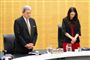 New Zealands premierminister, Jacinda Ardern (til højre, red.), står sammen med vicepremierminister Winston Peters (til venstre, red.), mens regeringen sammen holder et minuts stilhed for ofrene for vulkanudbruddet på Whakaari White Island.