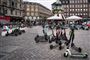 Transportminister Benny Engelbrecht vil have kommuner og udlejere af el-løbehjul til at aftale mere faste og afgrænsede områder, hvor el-løbehjul kan parkere, så de ikke roder i gadebilledet. Her ses el-løbehjul på Kongens Nytorv i København (Arkivfoto)