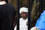 Sudans afsatte præsident, Omar al-Bashir, fotograferet bag tremmer under sidste uges korruptionssag, hvor han blev idømt to års ophold i et rehabiliteringscenter. Flere andre retssager venter forude. Søndag siger Sudans statsadvokat, at han vil efterforske medlemmer af det afsatte regime for forbrydelser begået i Darfur. Der er dog ikke sat navne på endnu. (Arkivfoto).