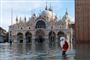 En mand i julekostume på Markuspladsen i Venedig, der mandag for anden gang inden for kort tid er oversvømmet.