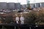 Vandtankene i baggrunden er til at oplagre millioner af ton radioaktivt vand på atomkraftværket Fukushima, der blev ødelagt af en tsunami i 2011. Men nu er det japanske værk løbet tør for lagerplads til vandet. (Arkiv)