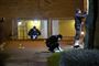 Det seneste skudrab i Sverige fandt sted torsdag i sidste uge i Kristianstad. Teknikere fra politiet arbejder her på gerningsstedet. (Arkivfoto).