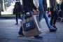 De kommende dage ventes at blive travle for detailbutikkerne, når de åbner igen efter juledagene. Fredag og lørdag kan man fange en solstråle på vej til butikkerne, mens risikoen for byger stiger søndag.
