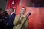 Hun lå syg i sengen med madforgiftning, da valgkampen blev skudt i gang. End ikke en dagmartærte eller træstamme kunne hun spise, sagde hun. Men Socialdemokratiets formand, Mette Frederiksen, sluttede på toppen, da hun på valgaftenen 5. juni kunne konstatere, at der var et rødt flertal. Nu skulle hun i gang med regeringsforhandlinger med henblik på at danne en S-regering og blive Danmarks anden kvindelige statsminister i historien.