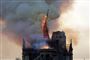 KATEDRALEN STOD I FLAMMER: Franskmænd kiggede på fra gaden, mens flammer og røg væltede ud af Paris' historiske monument Notre Dame. Branden brød ud i den 850 år gamle katedral en aften i midten af april. Spiret kollapsede, og en stor del af taget brændte væk. Branden blev ifølge myndighederne måske udløst af en kortslutning eller et cigaretskod. Frankrigs præsident, Emmanuel Macron, har lovet, at domkirken skal restaureres inden for fem år.
