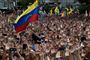 FOLKET GIK PÅ GADEN: Fra Venezuela til Libanon til Spanien og Chile. I 2019 gik verdens befolkninger verden på gaden for at protestere. Mod ulighed, mod politiske institutioner, mod korruption og for demokrati. I Venezuela begyndte landets indbyggere året med to præsidenter, Nicolás Maduro og Juan Guaidó. Demonstranter gik året igennem på gaden i tusindvis for at vise støtte til hver deres præsident. I september forhandlede de to fløje, men fandt ikke et svar på, hvem der er landets egentlige leder.