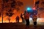 Frivillige brandmænd forsøger at stoppe ilden for at sprede sig yderligere ved blandt andet at spule den tørre beplantning nær brandene. Mange tusind brandmænd deltager i kampen mod flammerne, der har kostet indtil flere menneskeliv. Blandt andre mistede en 28-årig brandmand livet mandag, da en ildtornado i området Upper Murray øst for hovedstaden, Canberra, fik fat i den otte ton tunge brandbil, han kørte i, og kastede den om på taget.
