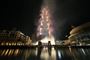 I Dubai blev nytåret fejret med fyrværkeri på verdens højeste bygningen, Burj Khalifa.