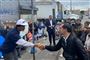 Demokraten Julian Castro gik til valg på blandt andet at ville nedbringe fattigdommen i USA. Her hilser han på en hjemløs mand i det berygtede Skid Row-kvarter i Los Angeles kort før jul.
