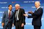 Julian Castro (t.v.), der torsdag har trukket sig fra kampen om at blive Demokraternes præsidentkandidat, ses her sammen med de to førende kandidater: tidligere vicepræsident Joe Biden (t.h.) og senator Bernie Sanders (i midten) under en debat i november.