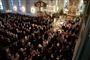 Den norske kongefamilie på vej op ad midtergange i Oslo domkirke for at deltage i bisættelsen af den i Danmark fødte Ari Behn, eksmand til prinsesse Mrtha Louise.