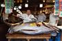 Kiyoshi Kimura, chef for Kiyomura, poserer her foran den 276 kilo tunge tunfisk, som han har købt.