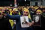 Med billeder af den dræbte iranske general Qassem Soleimani i hænderne tager tilhængere af den shiamuslimske Hizbollah-bevægelse en selfie i Beiruts sydlige forstæder, mens de venter på Hizbollah-leder Hassan Nasrallahs tale.