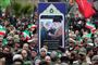 Der har været enorme menneskemængder på gaden i Irans hovedstad, Teheran, efter drabet på militærleder Qassem Soleimani. Billedet på skiltet viser Soleimani (til venstre) sammen med den åndelige leder Ali Khamenei (til højre).

