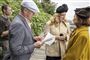 Anders Refn instruerer "De forbandede år" Julie Agnete Vang i lys jakke og Bodil Jørgensen i gul jakke. Filmen får premiere torsdag. Anmelderne er overvejende positive. (Arkivfoto)