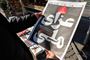 En iransk mand læser forsiden om "National Sørgedag" i Iran som følge af militærets nedskydning af et ukrainsk passagerlfy ved et uheld.  Et større antal demonstranter fortsatte søndag protester mod myndighederne."Myndighederne lyver om, at vores fjende er USA. Vores fjende er lige her, råbte demonstranter, som var samlet uden for et universitet i Teheran."