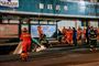 Billedet her fra mandag aften viser redningsarbejdere, der gør klar til at løfte en bus op fra et jordfaldshul i Xining i Qinghai-provinsen. Jordfaldshullet opslugte tidligere på dagen bussen samt flere fodgængere.