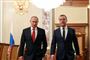 Den russiske præsident, Vladimir Putin, og premierminister Dmitrij Medvedev har onsdag annonceret, at den russiske regering træder tilbage, i forbindelse med at der skal gennemføres ændringer af forfatningen.