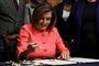 Nancy Pelosi, der er formand for Repræsentanternes Hus, underskriver dokumenterne med anklagepunkterne mod præsident Donald Trump. Det skete sent onsdag aften dansk tid. Derefter blev dokumenterne sendt over til Senatet. De 100 senatorer fungerer som nævninge i rigsretssagen, som ventes at blive indledt på tirsdag.