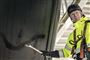 Anlægsdirektør Bengt Hergart maler det første penselstrøg på Øresundsbrons nye, specialbyggede maleplatform udføres, på den kunstige ø Peberholm. Stålkonstruktionens 300.000 kvadratmeter skal males for fortsat at være beskyttet mod vind og vejr. Malearbejdet beregnes at tage 13 år.