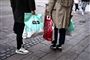 Butikker må ikke længere give kunder gratis bæreposer.  Nye regler træder i kraft 1. januar 2021.