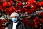 En mand i Beijing, Kinas hovedstad, bærer en ansigtsmaske. Indtil videre er 17 personer i Kina døde af virusset. Mindst 634 personer er blevet smittet.
