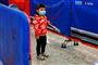 Flere steder i Kina gør sundhedsmyndigheder, hvad de kan, for at begrænse smitte med coronavirusset. Her ses et barn med en ansigtsmaske i Hongkong. I Shanghai er Disneyland lukket. I Beijing er Den Forbudte By lukket.