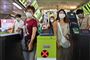Thailand har registreret 14 personer, som er smittet med det nye coronavirus. Personer med beskyttende ansigtsmasker ses her på en togstation i Bangkok tirsdag.