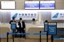 Myndigheder i Kina opfordrede tirsdag landets borgere til at udskyde rejser til udlandet af hensyn til "kinesere og udlændinges" sundhed. Medarbejdere fra luftfartsselskabet China Southern Airlines venter på at modtage passagerer i Benito Juarez-lufthavnen i Mexico City.