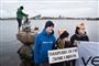 Veganerpartiet protesterede onsdag eftermiddag mod dansk griseproduktion. Det skete ved at partiet iklædte Den Lille Havfrue en lyserød grisemaske og tape, der skal symbolisere pladsforholdene i den danske svineproduktion.