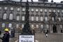 Denne otte meter høje statue af kunstneren Jens Galschiøt er faldet kineserne så meget for brystet, at den kinesiske ambassade - uden held - har forsøgt at presse Københavns Kommune til at fjerne den fra Christiansborg Slotsplads.