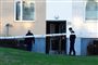 Politibetjente inspicerer her området ved en boligblok, der 22. januar blev ramt af en kraftig eksplosion.