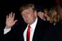Psæident Donald Trump, som her ankommer til en luftbase ved Washington søndag sammen med førstedamen Melania Trump, hånes på sociale medier for at have taget fejl og placeret vinderne af Super Bowl, Kansas City Chiefs, i den forkerte delstat.