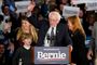 På trods af de manglende resultater er flere af de demokratiske kandidater begyndt at holde taler for deres støtter i Iowa. Her ses senator Bernie Sanders til valgfest i Des Moines.