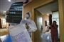 Iført fuldt beskyttelsesudstyr kigger en læge på et billede fra en scanning af en patient, der ligger i karantæne på et hospital i Wuhan. Det var her i den kinesiske millionby, at coronavirus først brød ud inden nytår.