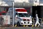 Ambulancereddere i beskyttelsesdragter fragter en passager smittet med coronavirus fra det japanske krydstogtskib "Diamond Princess" til en flådebase i Yokohama syd for Tokyo onsdag.