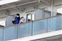 Passagererne på et japansk krydstogtskib skal forblive på skibet i karantæne i to uger. I alt 61 personer om bord er blevet testet positive for coronavirusset.
