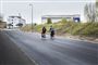 Færre unge vælger at tage cyklen til og fra deres uddannelsessted, mens flere sætter sig bag rattet og kører bilen i stedet. (Arkivfoto)