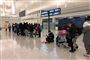 Passagerer på vej om bord på et fly, der evakuerer amerikanere og canadiere fra Wuhan, Kina. Foreløbigt er flere end 34.500 personer smittet med coronavirusset, som har kostet mere end 700 mennesker livet. (Arkivfoto).