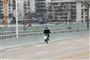 En mand iført ansigtsmaske cykler forbi et tætbefolket beboelsesområde i den kinesiske millionby Wuhan i Hubei-provinsen, hvor coronavirusset har sit epicenter.