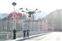 Politiet i Hubei-provinsen bruger droner til at sprede information til de mange borgere, der er i karantæne i deres egne hjem. Informationen omhandler, hvordan myndighederne forebygger og forsøger at inddæmme smitten. Her ses politibetjente i Xiangyang i Hubei-provinsen.