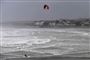 En enlig kitesurfer var ude i bølgerne under stormvejret i en bugt i det nordlige Frankrig.