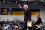 Senator Bernie Sanders erklærer sig selv som vinder af primærvalget i New Hampshire under en tale i byen Manchester i New Hampshire tidligt onsdag morgen dansk tid, efter at flere tv-stationer har udråbt ham som vinder.