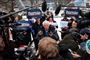 Bernie Sanders taler med journalister ved et valgsted på McDonough School i New Hampshire tirsdag.