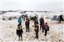 Internt fordrevne børn i sneen udenfor deres telte ved byen Azaz i Syrien torsdag. Onsdag bad UNHCR om knap en kvart milliard kroner til at afhjælpe de mest akutte behov.