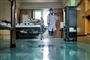 En doktor sprayer et hospitalsrum i Wuhan i Hubei-provinsen, hvor coronavirusset stammer fra.