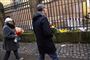 Justitsminister Nick Hækkerup lagde under dagens mindehøjetidlighed blomster ved Synagogen i København.