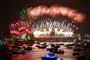 Fyrværkeriet ved midnatstid 31. december i Sydney i Australien går hvert år verden rundt. Sydneys tidszone (AEDT) er ti timer foran den danske tidszone (CET). På billedet kan man se Operahuset og Harbour Bridge blive oplyst. (Arkivfoto.)