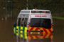 En ambulance er halvt dækket af vand, efter at floden Taff flød over i Nantgarw, syd for Ponypridd i det sydlige Wales. Eksperter har advaret om, at forholdene gør, at hendredvis af boliger er i fare for oversvømmelser.