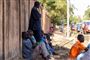 Pårørende til ofrene for en vejsidebombe i Burkina Faso ses på billedet her i forbindelse med en hændelse tidligere i februar (Arkivfoto).